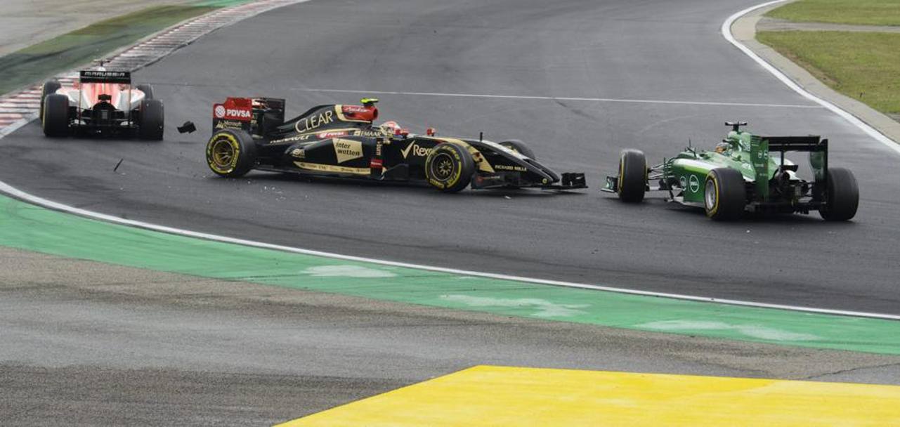 Scontro tra il francese Bianchi della Marussia e il venezuelano Maldonado della Lotus. Epa
